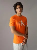 Playera Calvin Klein con Monograma Hombre Naranja