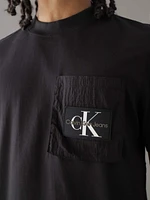 Playera Calvin Klein con Logo en Bolsillo Hombre Negro