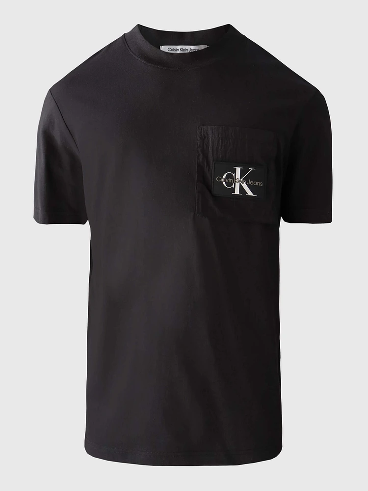 Playera Calvin Klein con Logo en Bolsillo Hombre Negro