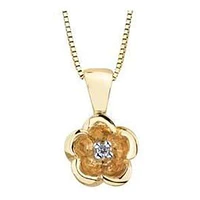 10K Yellow Gold Canadian Diamond (0.01 ct T.W.) Flower Necklace