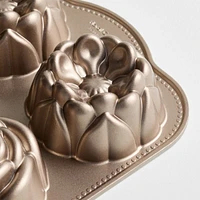 Nordic Ware ® Floral Cakelet Pan