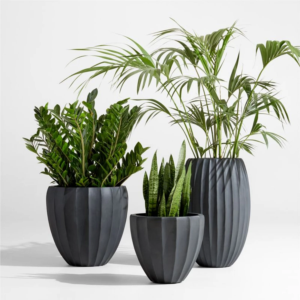 Warren 15.7" x 14.2" Small Black Ficonstone Outdoor Planter