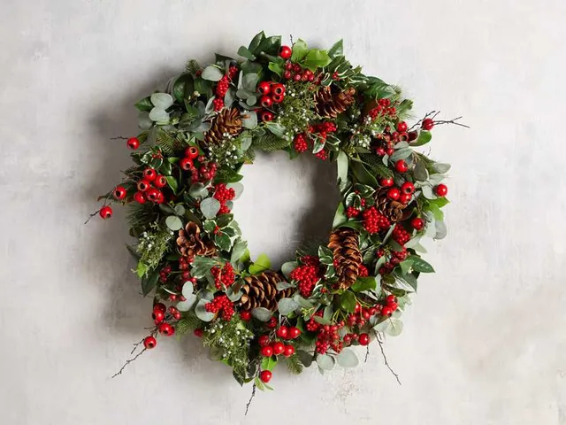 Gold Glimmer Holly With Dark Red Berries 59 Faux Garland