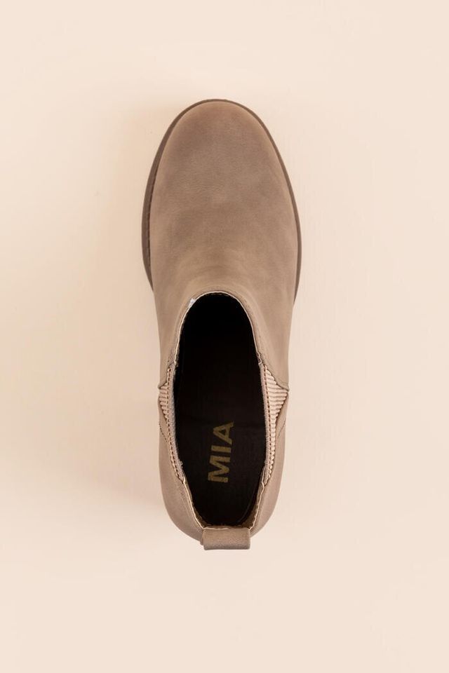 Francesca's MIA Lug Sole Chelsea Boots 