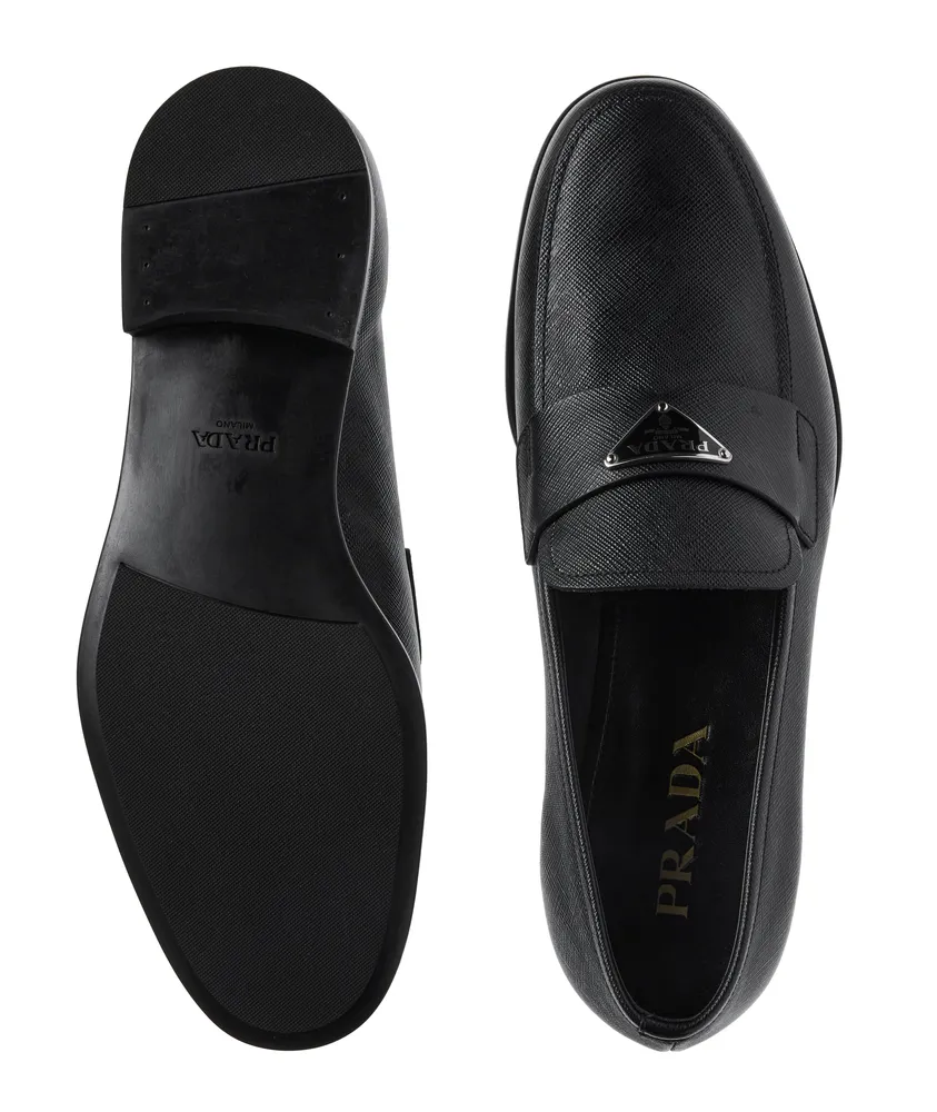 Plaque Logo Grained Leather Loafers