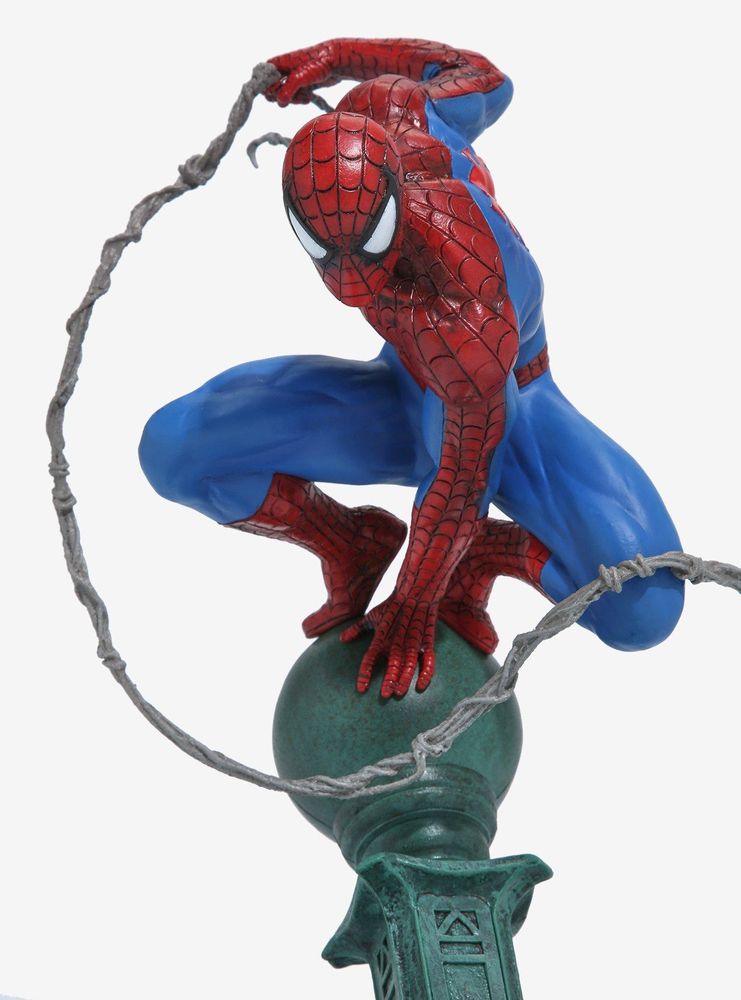 Boxlunch Marvel Spider-Man Gallery Diorama Spider-Man on Lamppost Figure