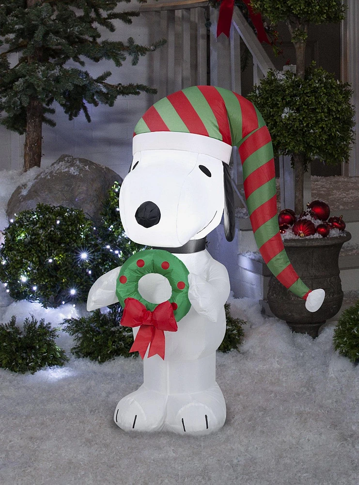 Peanuts Snoopy With Wreath Airblown