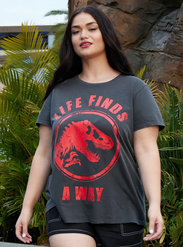 Her Universe Jurassic World Life Finds A Way Boyfriend Fit Girls T-Shirt Plus Size