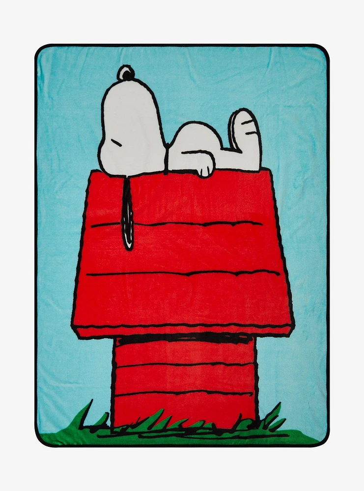 Peanuts Snoopy Doghouse Fleece Throw