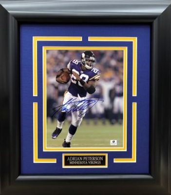 ADRIAN PETERSON AUTOGRAPHED HAND SIGNED & CUSTOM FRAMED 8X10 PHOTO
