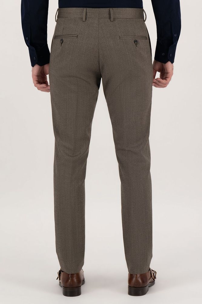 Pantalón Roberts color marrón, slim fit