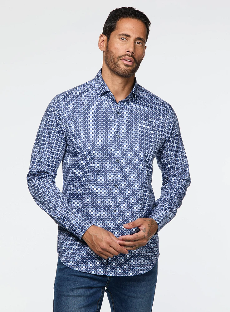 Chemise bleue à motif de médaillons
