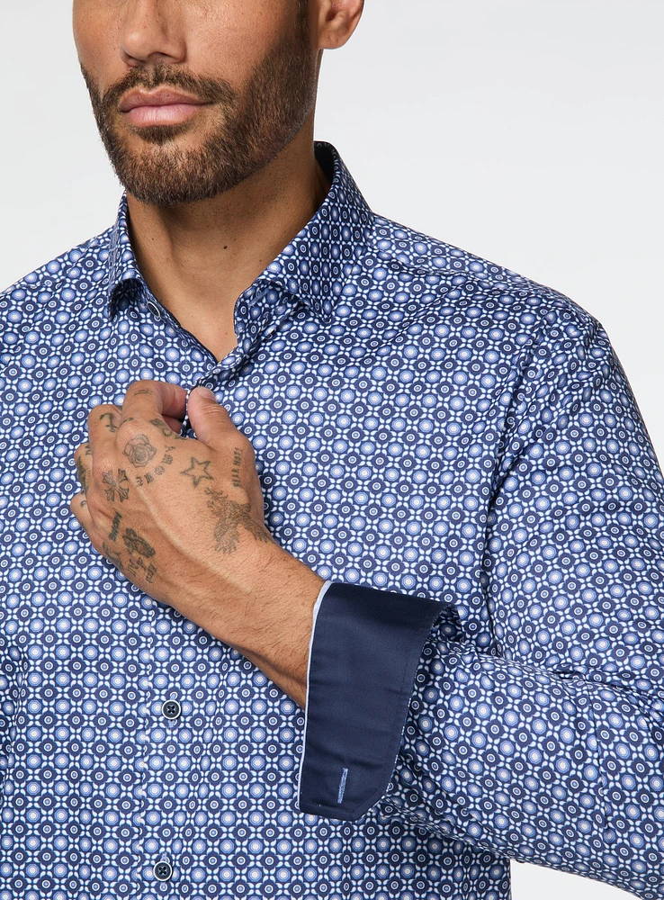 Chemise bleue à motif de médaillons