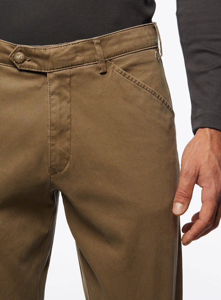 Chino taupe à micro texturé