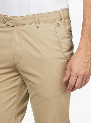 Chino beige à détails contrastants