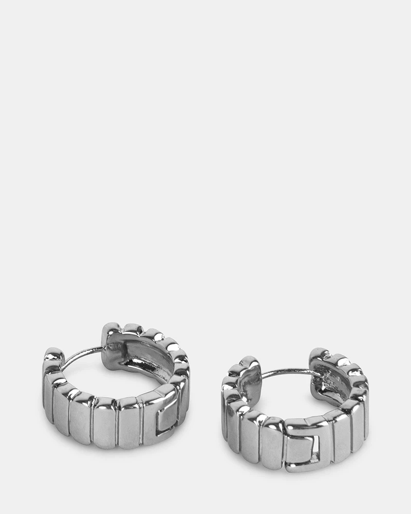 HUGGIE EARRING SILVER