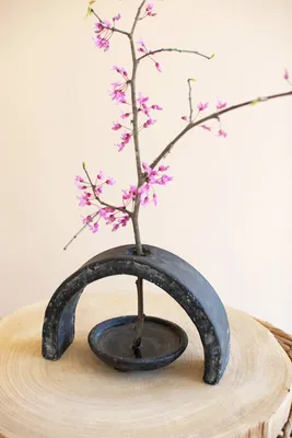 BLACK ARCHED CLAY STEM HOLDER WITH SAUCER