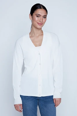 le cardigan boutonné sur devant