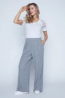 Le pantalon froissé à jambe droite