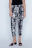 Le pantalon à jambe étroite