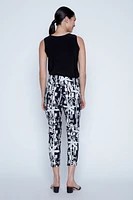 Le pantalon à jambe étroite