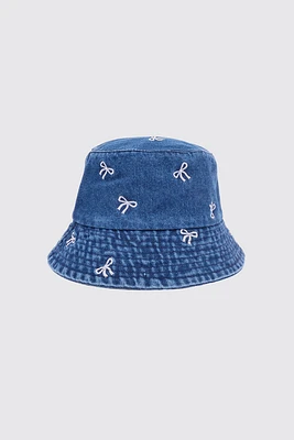 Le chapeau bob en denim avec broderie