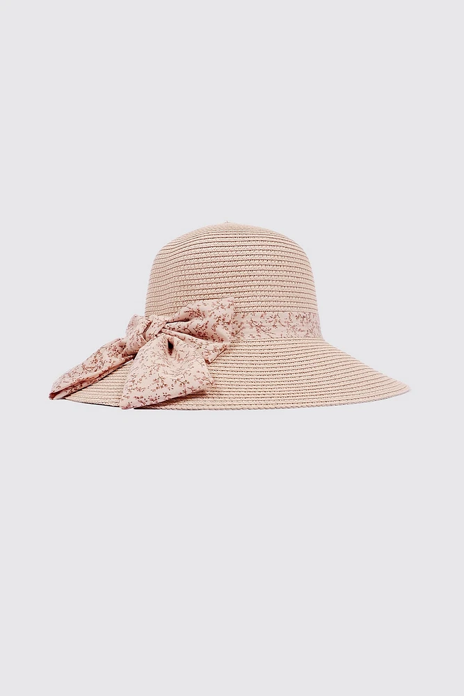 Le chapeau de paille à large bord