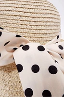 Le chapeau de paille avec ruban à pois