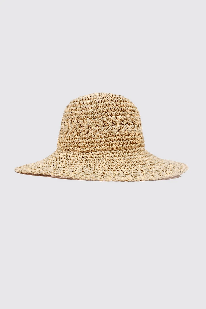 Le chapeau de soleil crocheté à la main