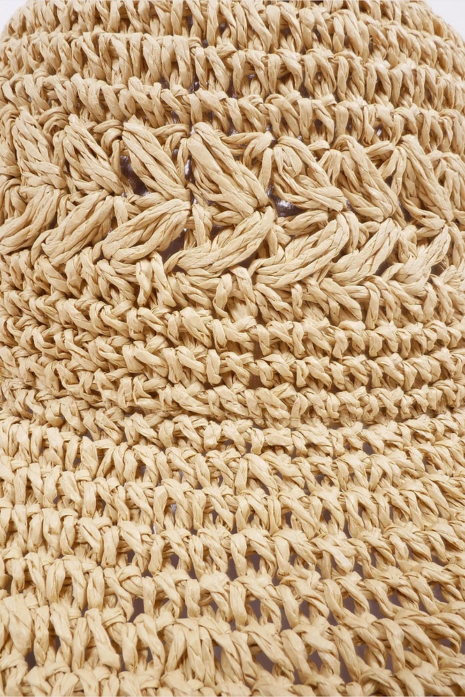 Le chapeau de soleil crocheté à la main
