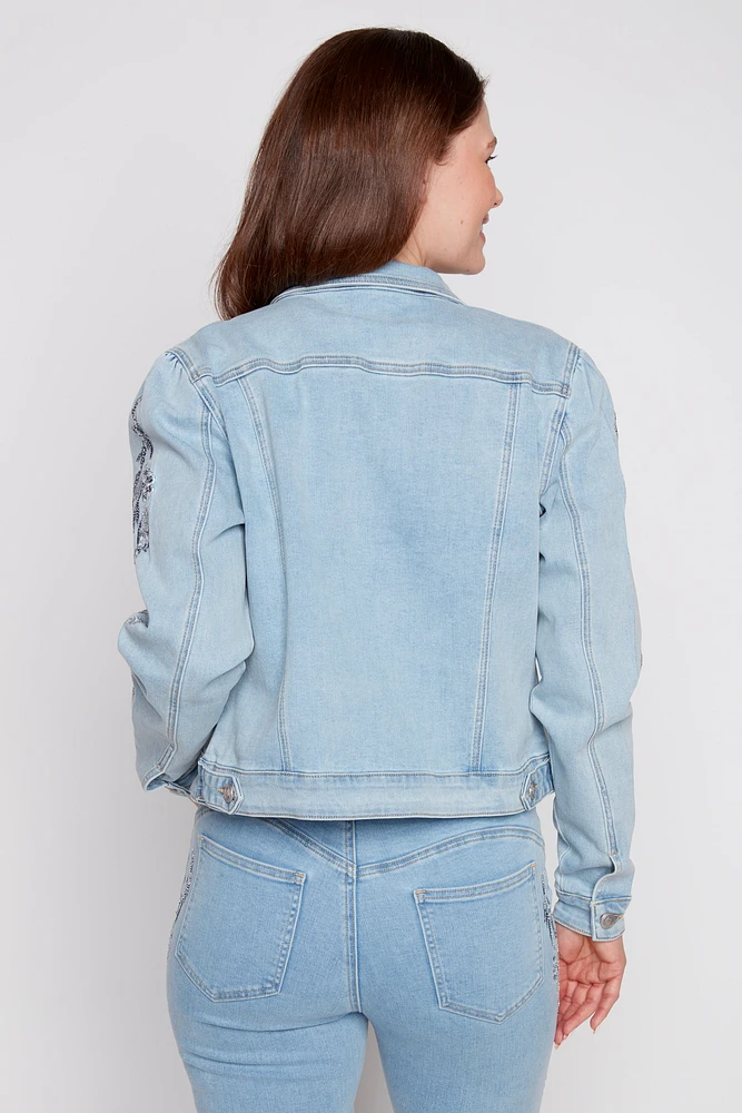 La veste en denim à manches brodées de fleurs