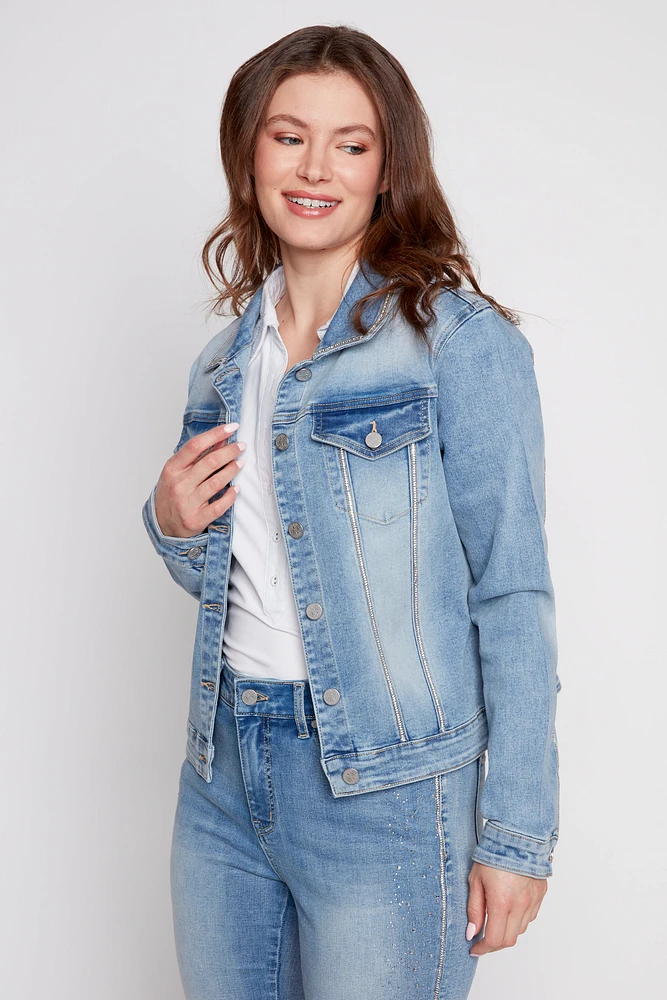 La veste en denim avec détails strass