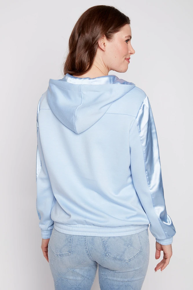 Le sweat à capuche avec bordure en satin