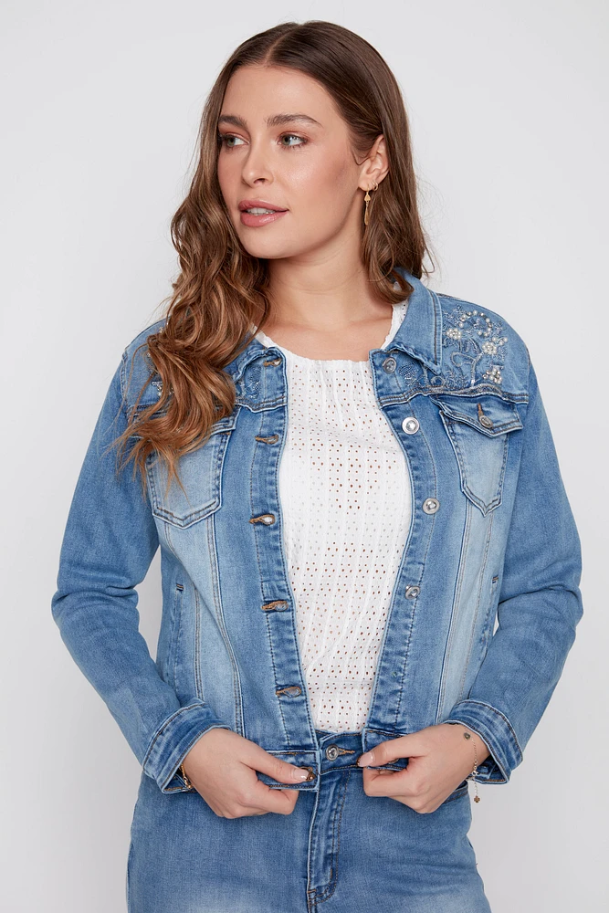 La veste en denim avec broderie florale et perles