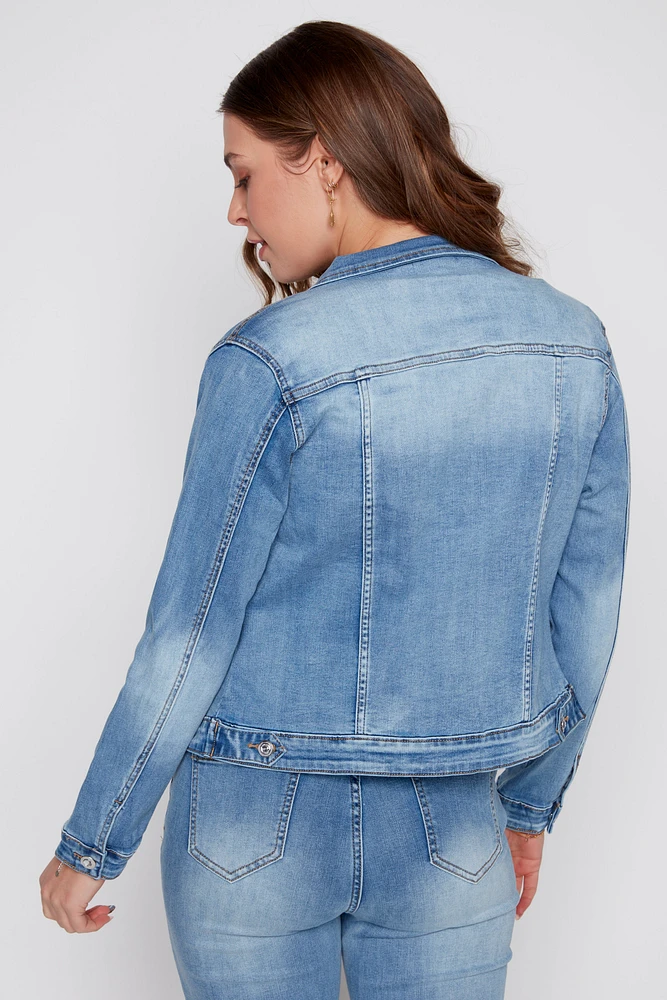 La veste en denim avec broderie florale et perles