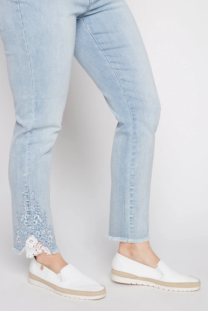 Le pantalon de jogging en denim avec ourlet dentelle