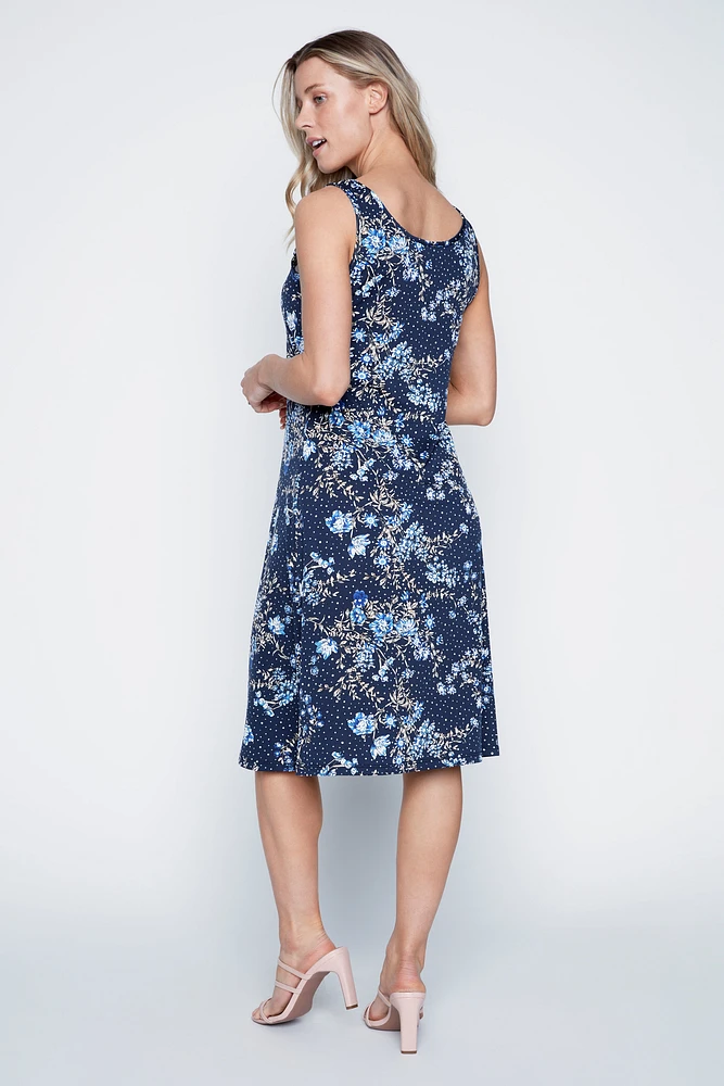 La robe d'été à imprimé fleuri et pois