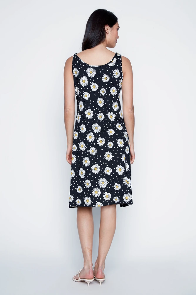 La robe d'été à imprimé marguerites et pois