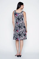 La robe d'été à imprimé floral abstrait
