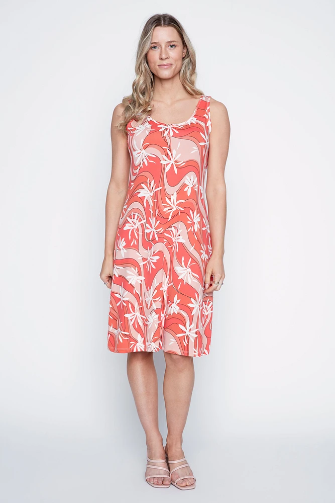 La robe d'été à imprimé fleuri et pois