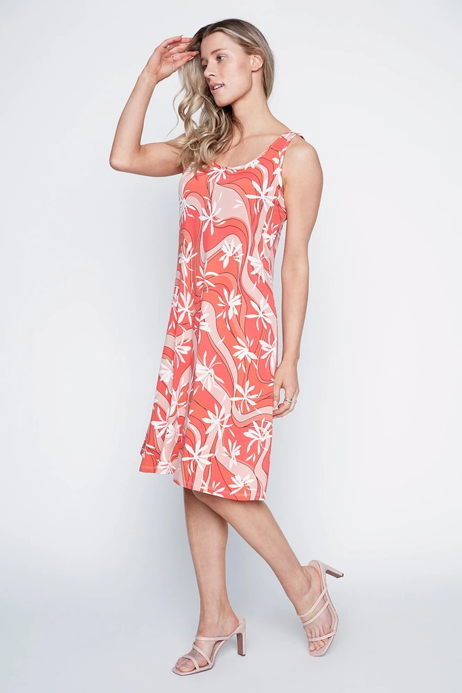 La robe d'été à imprimé fleuri et pois