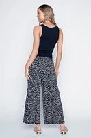 Le pantalon gaucho à imprimé abstrait