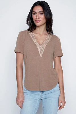 Le haut uni avec détail en crochet