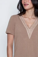 Le haut uni avec détail en crochet