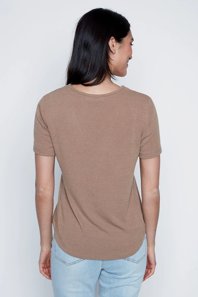 Le haut uni avec détail en crochet