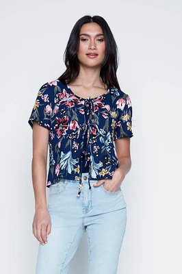 Le haut floral à fermeture nœud