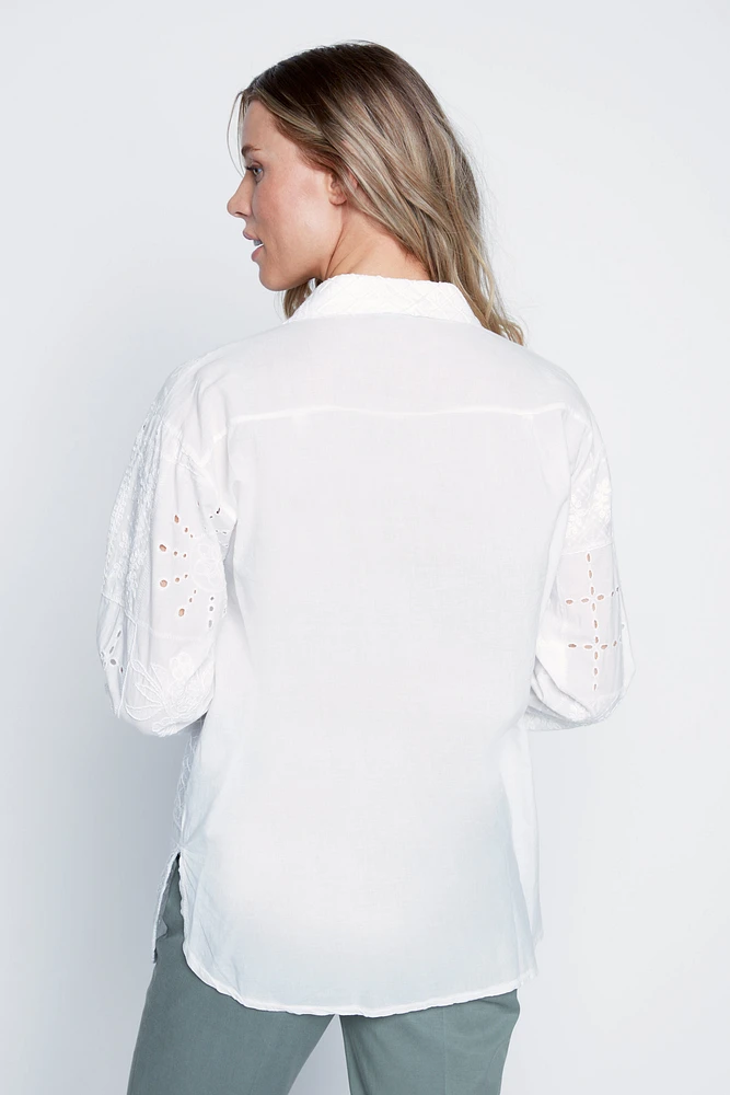 La blouse en coton brodée d'œillets