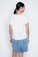 Le t-shirt en coton avec boîte à fleurs