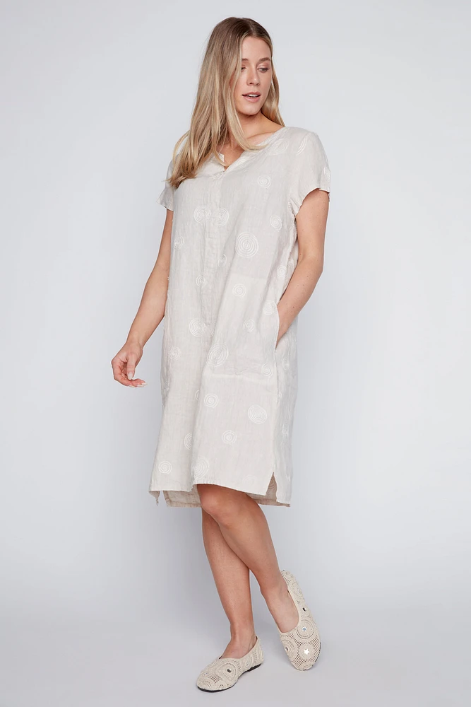 La robe en lin avec broderie circulaire