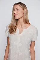 La robe en lin avec broderie circulaire